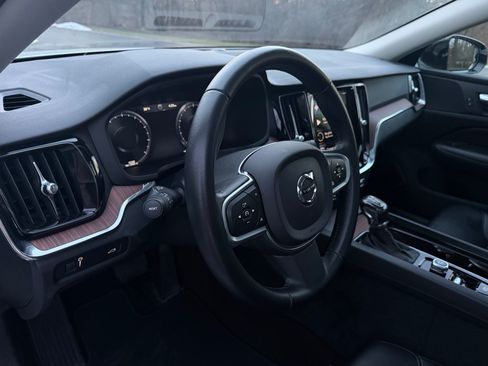 Used 2021 Volvo S60 T5 Momentum w/ Premium Package image 23