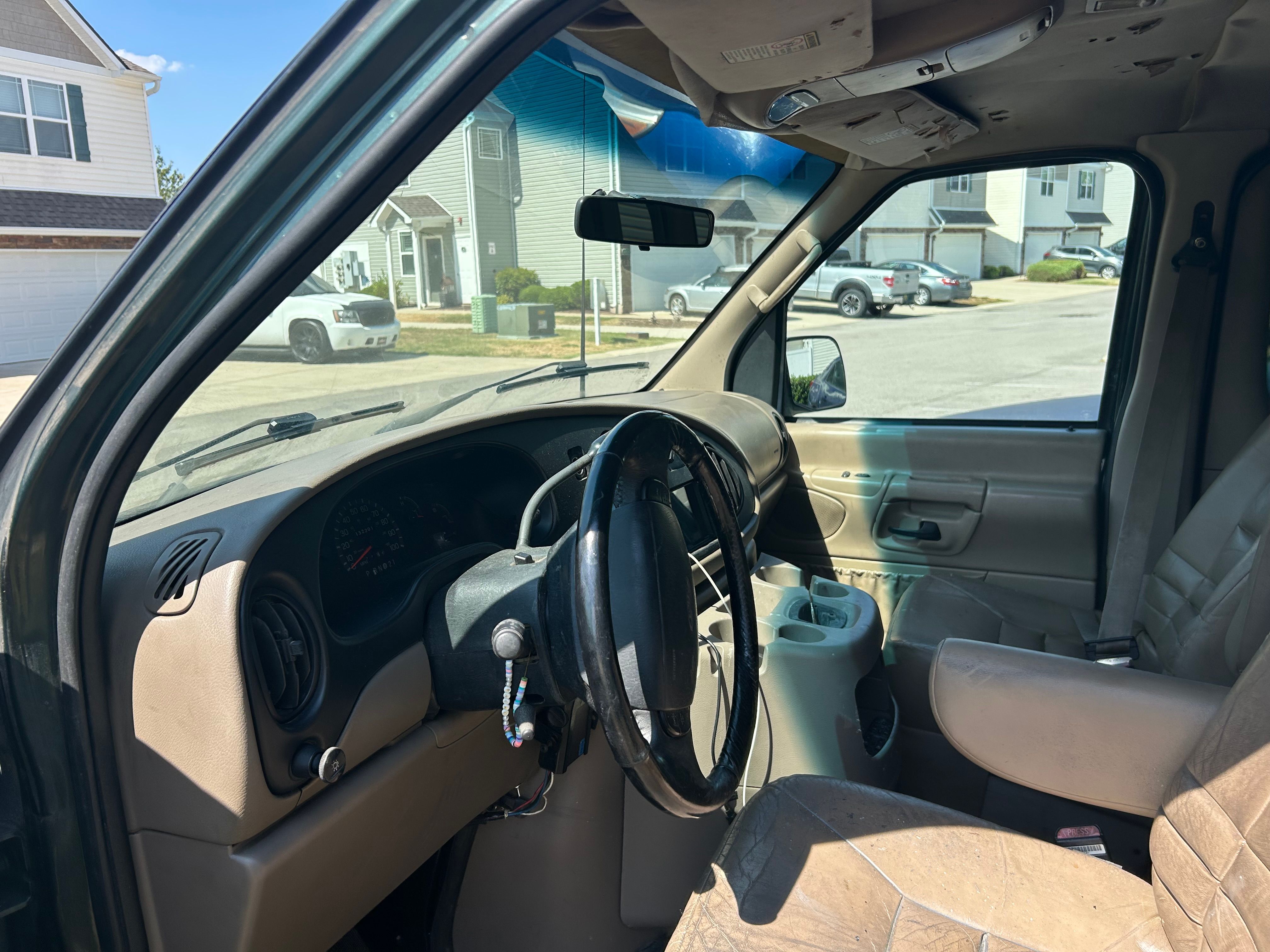 Used 2001 Ford E-150 and Econoline 150 Wagon RWD image 4