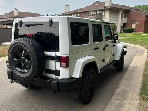 Used 2015 Jeep Wrangler Unlimited Sahara AWD/4WD image 4