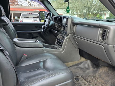 Used 2005 Chevrolet Silverado 2500 LT w/ Heavy-Duty Power Package image 7