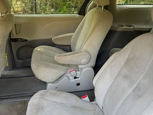 Used 2012 Toyota Sienna FWD image 13