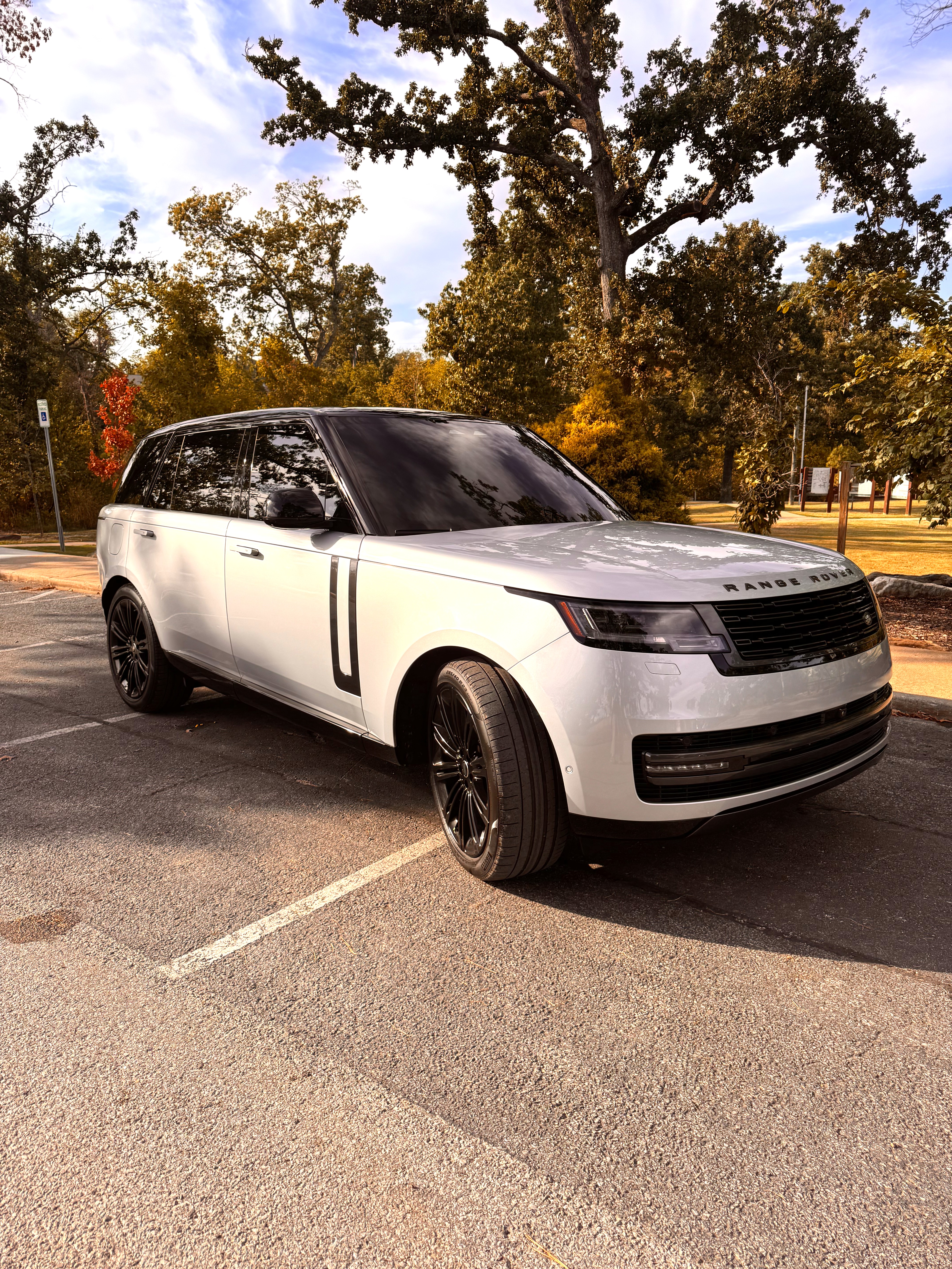 Used 2025 Land Rover Range Rover Long Wheelbase SE AWD/4WD image 1