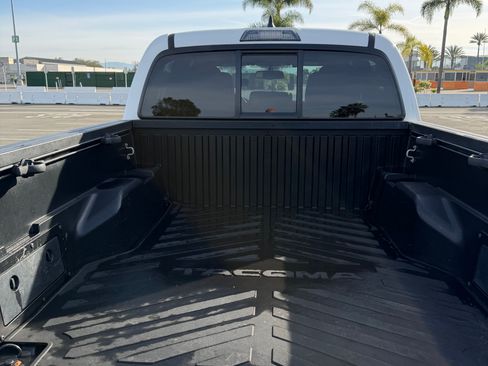 Used 2016 Toyota Tacoma TRD Sport image 5