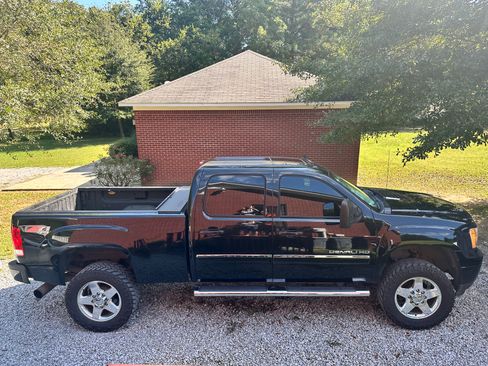Used 2011 GMC Sierra 2500 Denali w/ Suspension Package, Off-Road image 2