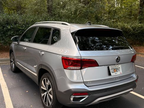 Used 2023 Volkswagen Taos SE FWD image 5