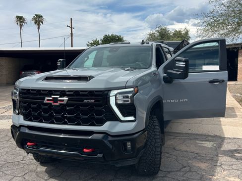Used 2025 Chevrolet Silverado 2500 ZR2 w/ Technology Package AWD/4WD image 4