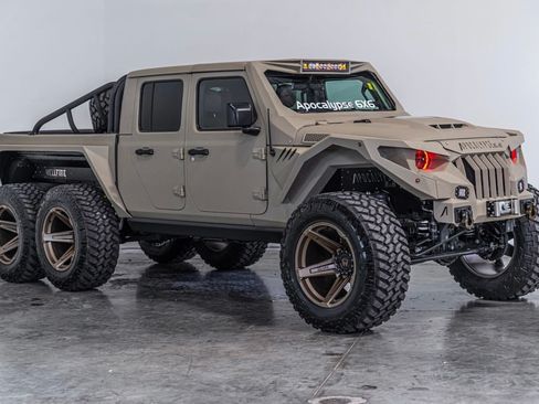 Used 2023 Jeep Gladiator Sport image 11