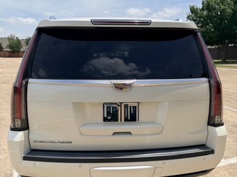 Used 2015 Cadillac Escalade Luxury RWD image 5