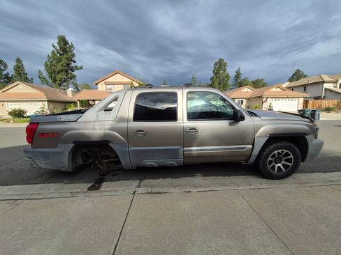 Used 2002 Chevrolet Avalanche 4x4 w/ Off-Road Suspension Pkg image 4
