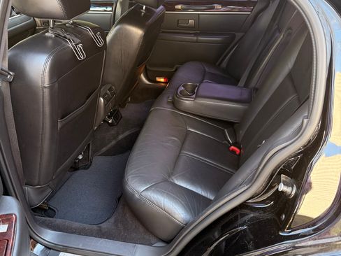 Used 2011 Lincoln Town Car Signature Limited image 11