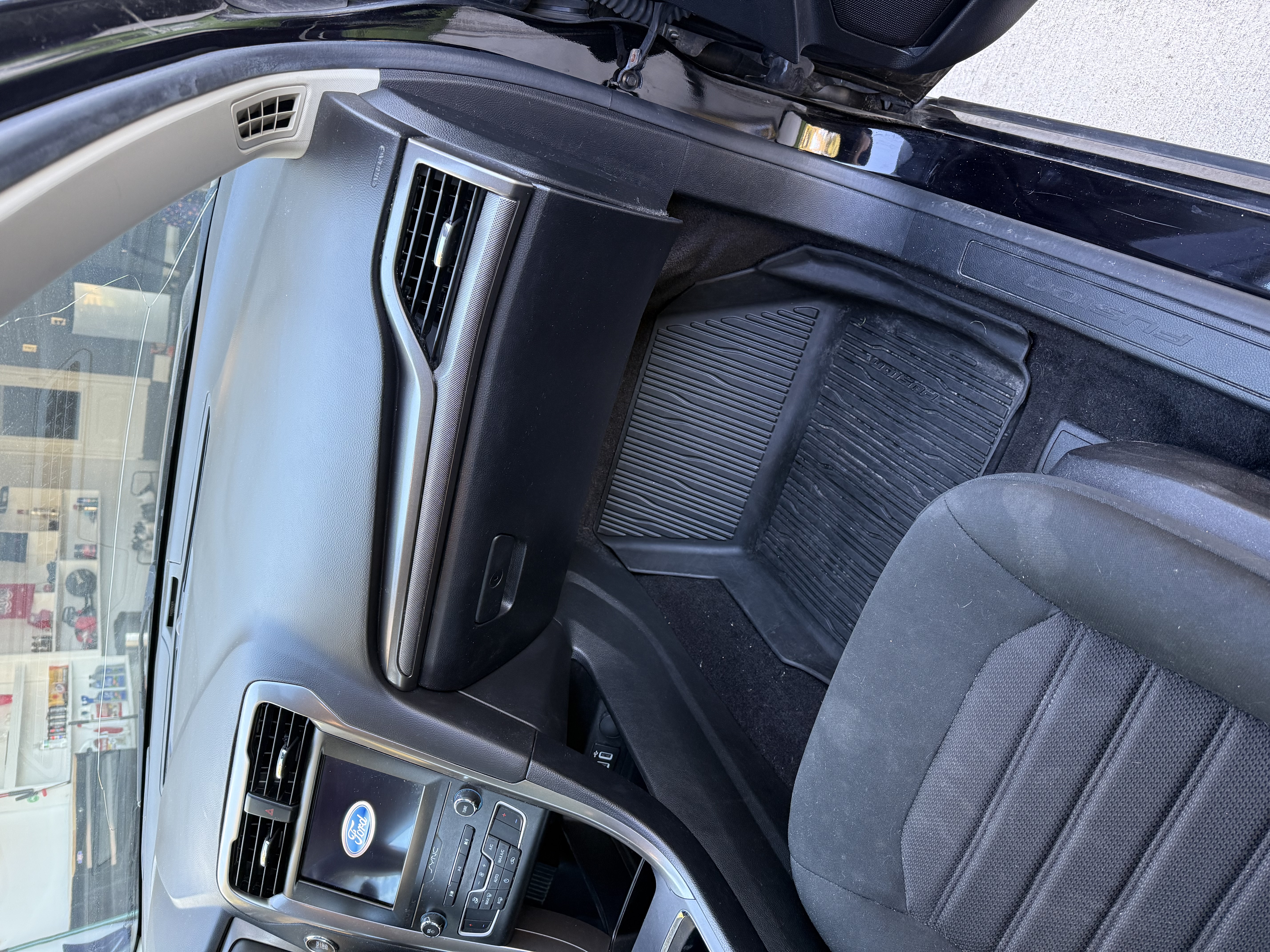 Used 2020 Ford Fusion SE FWD image 14