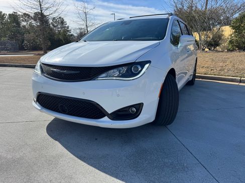 Used 2019 Chrysler Pacifica Limited w/ Advanced Safetytec Group image 1