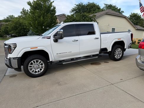 Used 2024 GMC Sierra 2500 SLT w/ SLT Premium Package AWD/4WD image 2