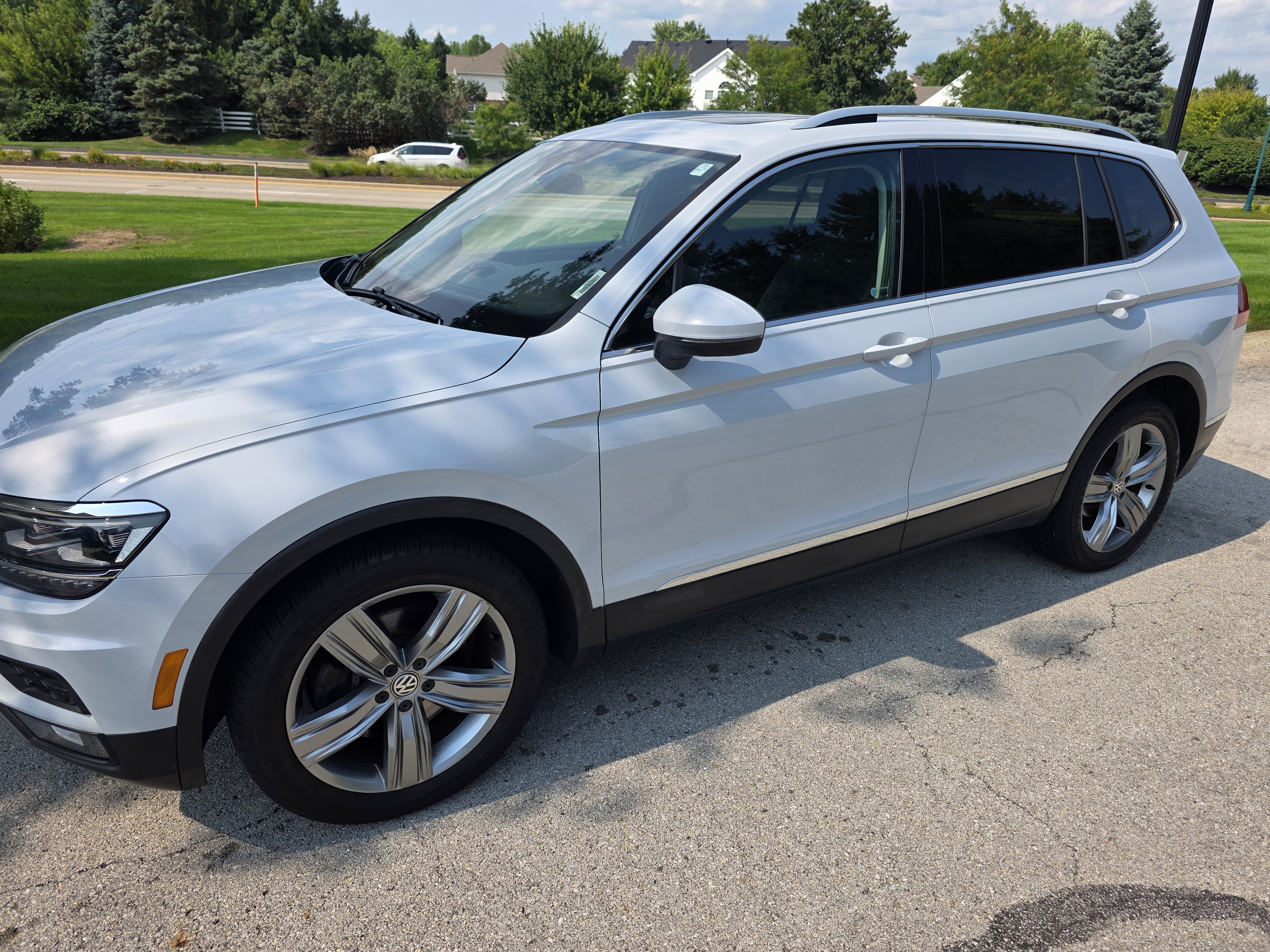 Used 2018 Volkswagen Tiguan SEL Premium FWD image 1