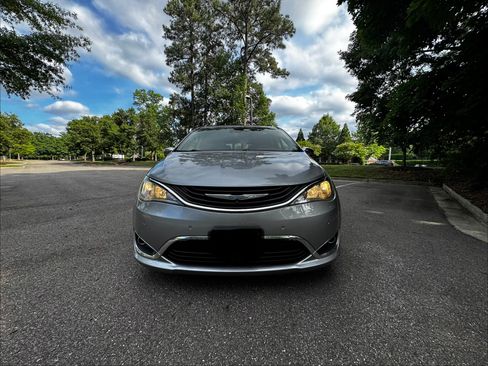 Used 2018 Chrysler Pacifica Limited w/ Advanced Safetytec Group FWD image 2