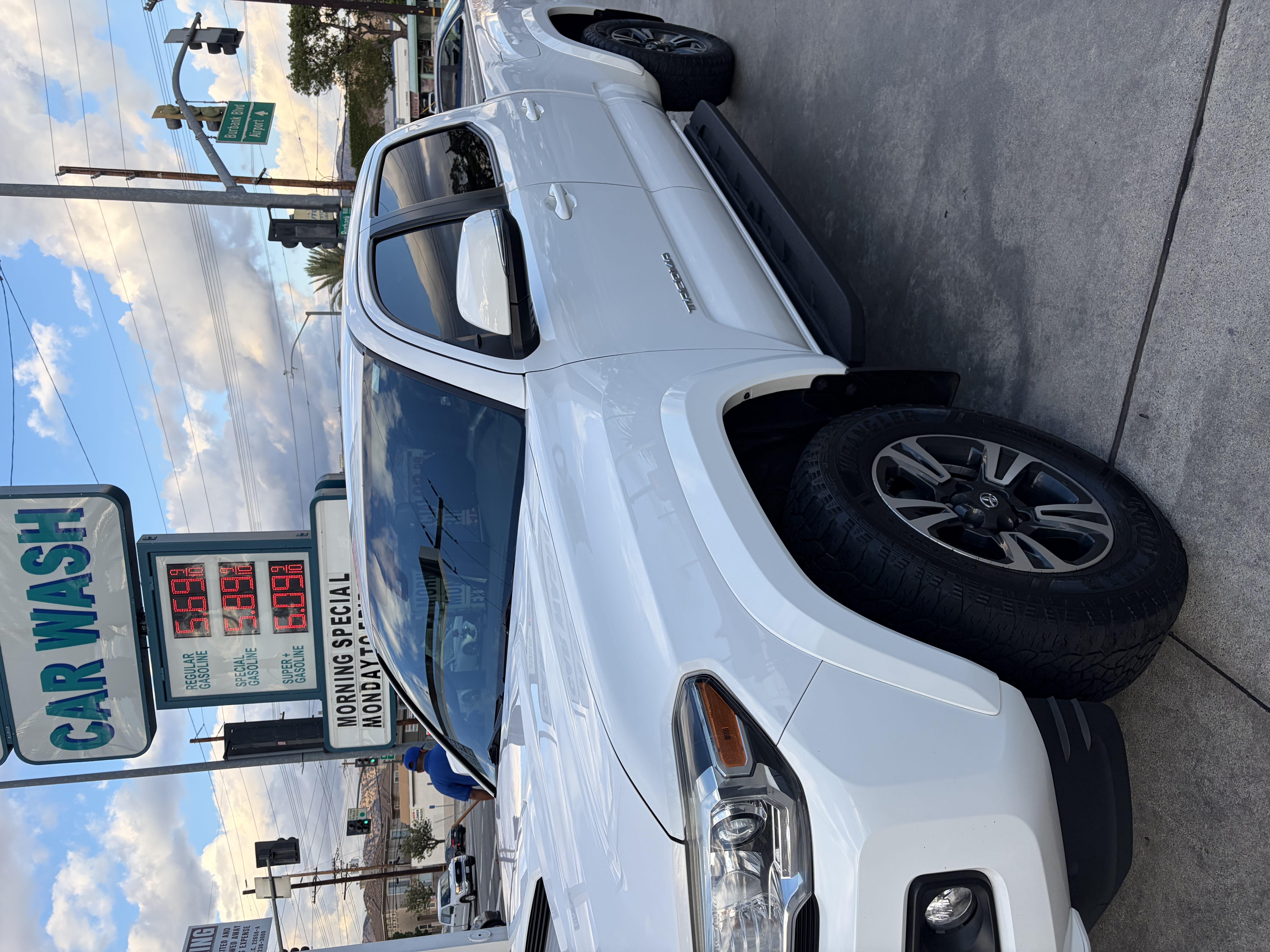 Used 2018 Toyota Tacoma TRD Sport w/ Technology Package AWD/4WD image 2
