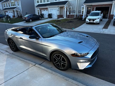 Used 2020 Ford Mustang Premium RWD image 9
