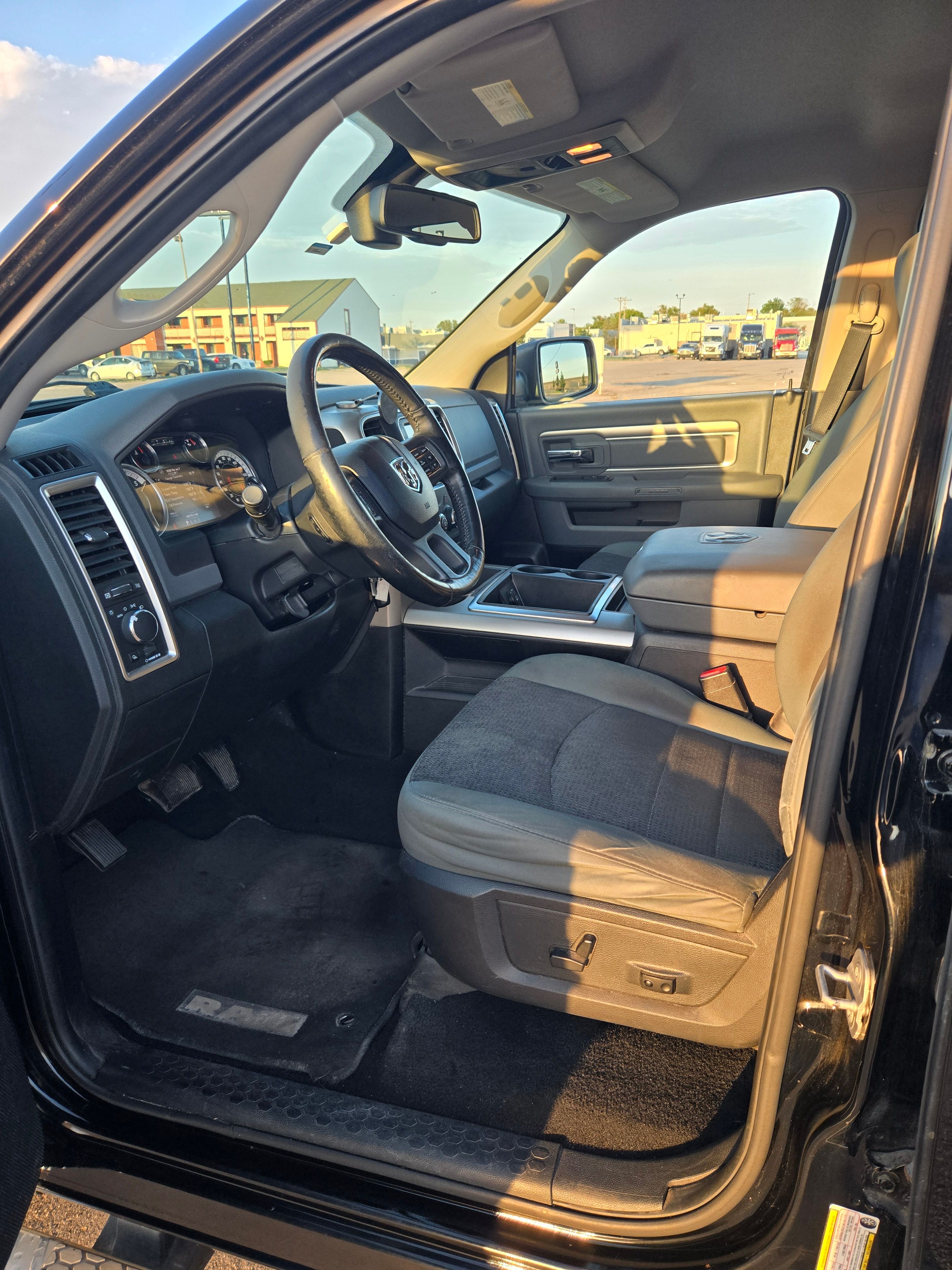 Used 2014 RAM 1500 Classic SLT w/ Luxury Group AWD/4WD image 8