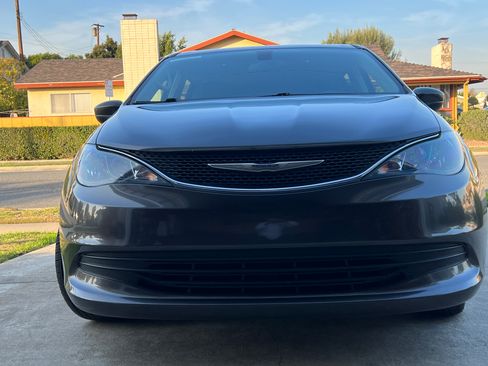 Used 2018 Chrysler Pacifica LX image 8