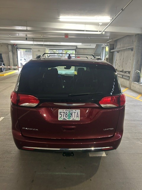 Used 2018 Chrysler Pacifica Limited w/ Tire & Wheel Group FWD image 6