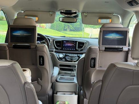 Used 2017 Chrysler Pacifica Touring-L Plus FWD image 14