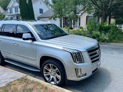 Used 2018 Cadillac Escalade Luxury image 9