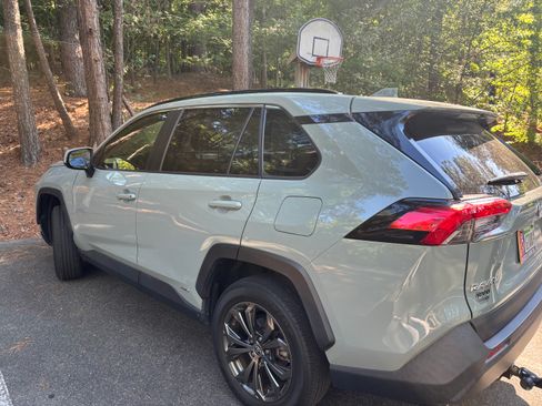 Used 2022 Toyota RAV4 XLE Premium AWD/4WD image 5