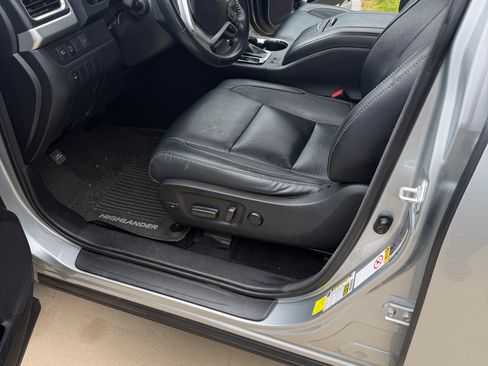 Used 2018 Toyota Highlander XLE image 6