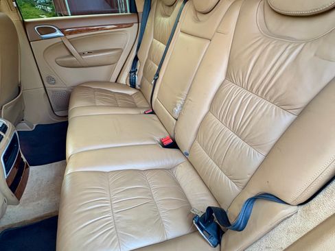 Used 2004 Porsche Cayenne Turbo image 10
