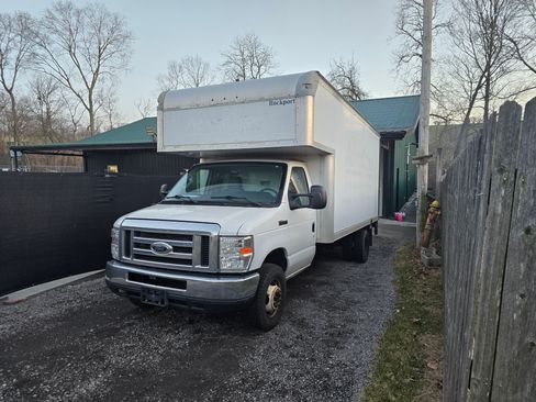 Used 2017 Ford E-450 and Econoline 450 Super Duty image 2