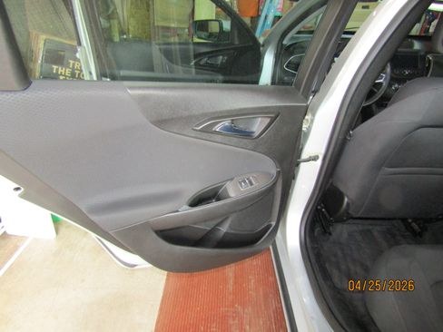 Used 2017 Chevrolet Malibu LT FWD image 15