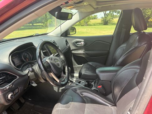 Used 2019 Jeep Cherokee Limited FWD image 12