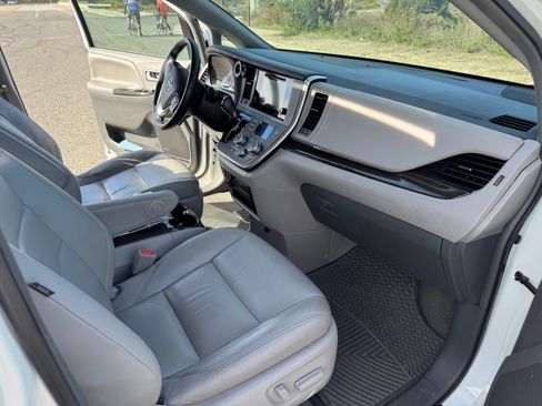 Used 2017 Toyota Sienna XLE image 19