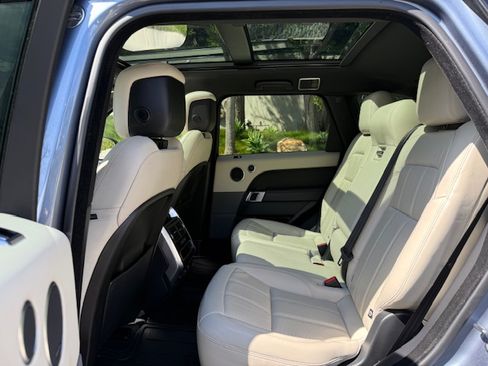 Used 2020 Land Rover Range Rover Sport HSE image 11