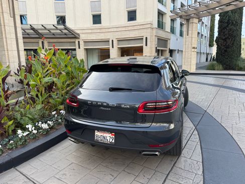 Used 2018 Porsche Macan Sport Edition image 2