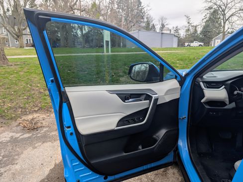 Used 2021 Toyota RAV4 XLE image 13