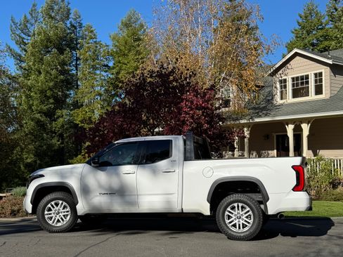 Used 2022 Toyota Tundra SR5 w/ SR5 Premium Package image 12