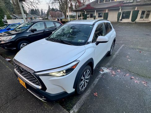 Used 2022 Toyota Corolla Cross XLE image 2