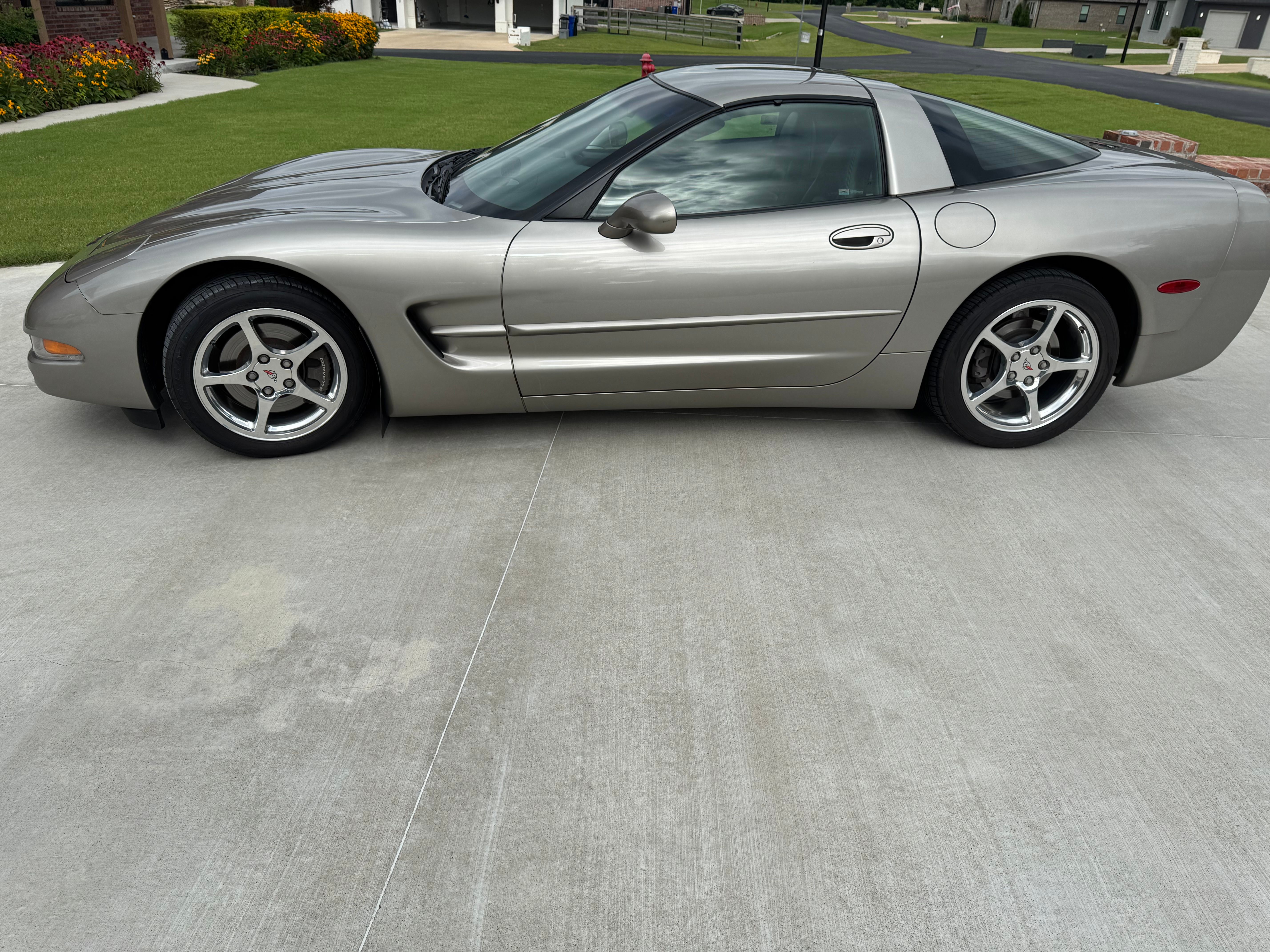 Used 2001 Chevrolet Corvette Coupe w/ Preferred Equipment Group2 RWD image 1
