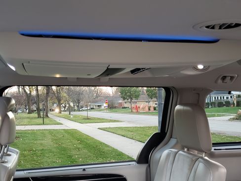 Used 2012 Chrysler Town & Country Limited w/ Luxury Group image 18