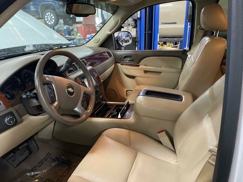 Used 2013 Chevrolet Suburban LTZ image 6