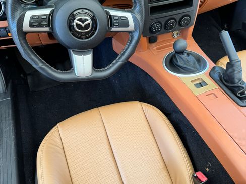 Used 2006 MAZDA MX-5 Miata Grand Touring w/ Premium Pkg image 8