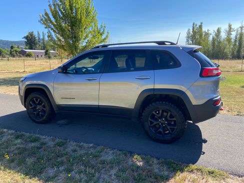 Used 2018 Jeep Cherokee Trailhawk w/ Comfort/Convenience Group AWD/4WD image 2