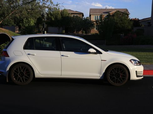 Used 2017 Volkswagen GTI SE FWD image 10