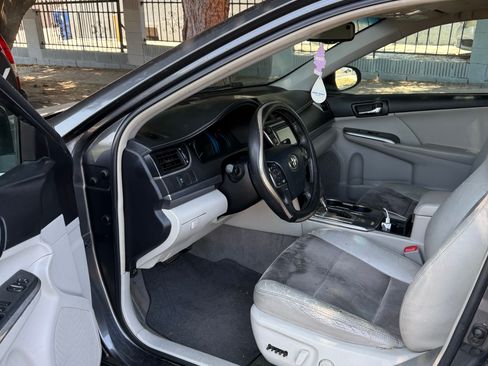 Used 2012 Toyota Camry XLE w/ Leather Pkg FWD image 9