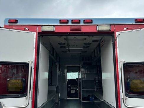 Used 2006 GMC Savana 3500 Van Cab-Chassis 2D w/ Ambulance Package image 2