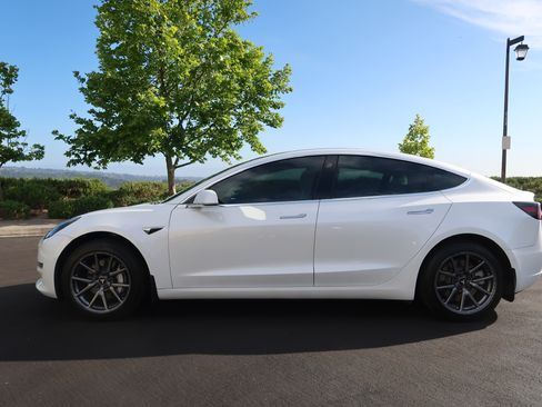 Used 2020 Tesla Model 3 Standard Range Plus image 5