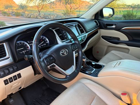 Used 2017 Toyota Highlander Limited Platinum image 10