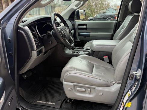 Used 2018 Toyota Sequoia Limited w/ Safety & Convenience Package image 8