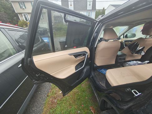 Used 2021 Toyota RAV4 XLE image 12